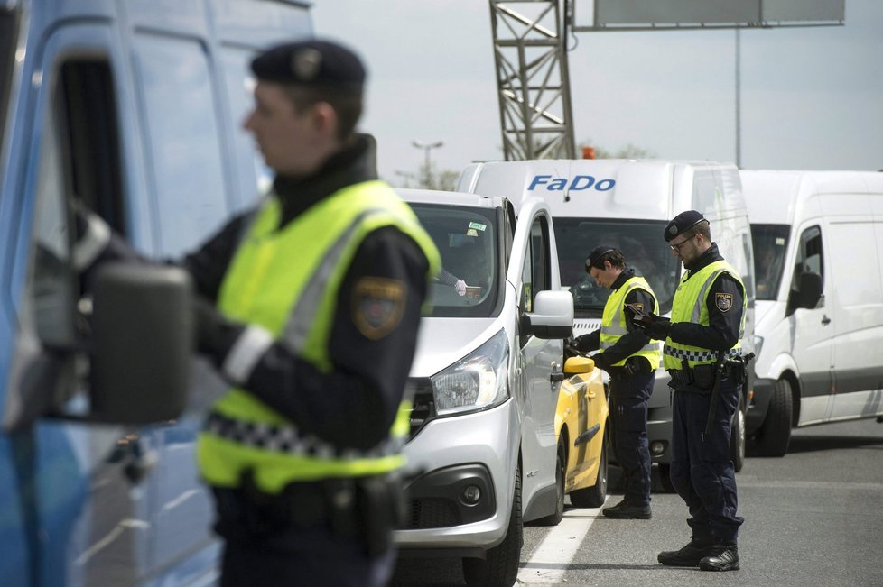 Rakouští policisté provádí kontroly na hranicích s Maďarskem.