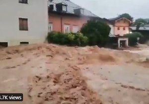 Voda se prohnala historickým městem Hallein, síla živlu je skutečně hrozivá.