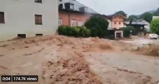 Záplavy u hranic Česka a v Rakousku: Záběry hrůzy, nejméně jeden mrtvý
