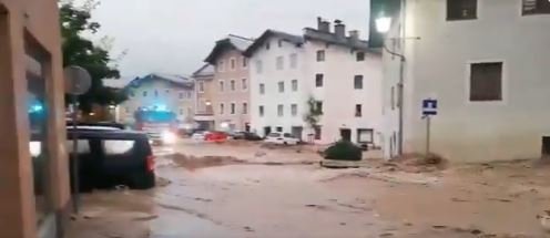 Voda se prohnala rakouským historickým městem Hallein