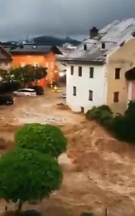 Voda se prohnala rakouským historickým městem Hallein