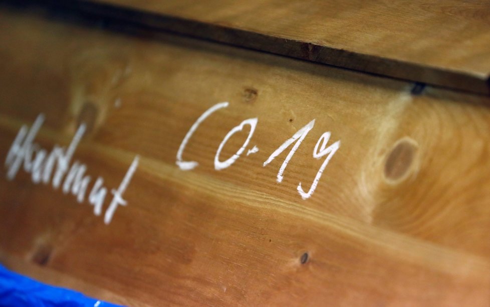 Krematorium v Německu s rakvemi lidí nakažených onemocněním covid-19 (15. 1. 2021) Krematorium v Německu s rakvemi lidí nakažených onemocněním covid-19 (15. 1. 2021)