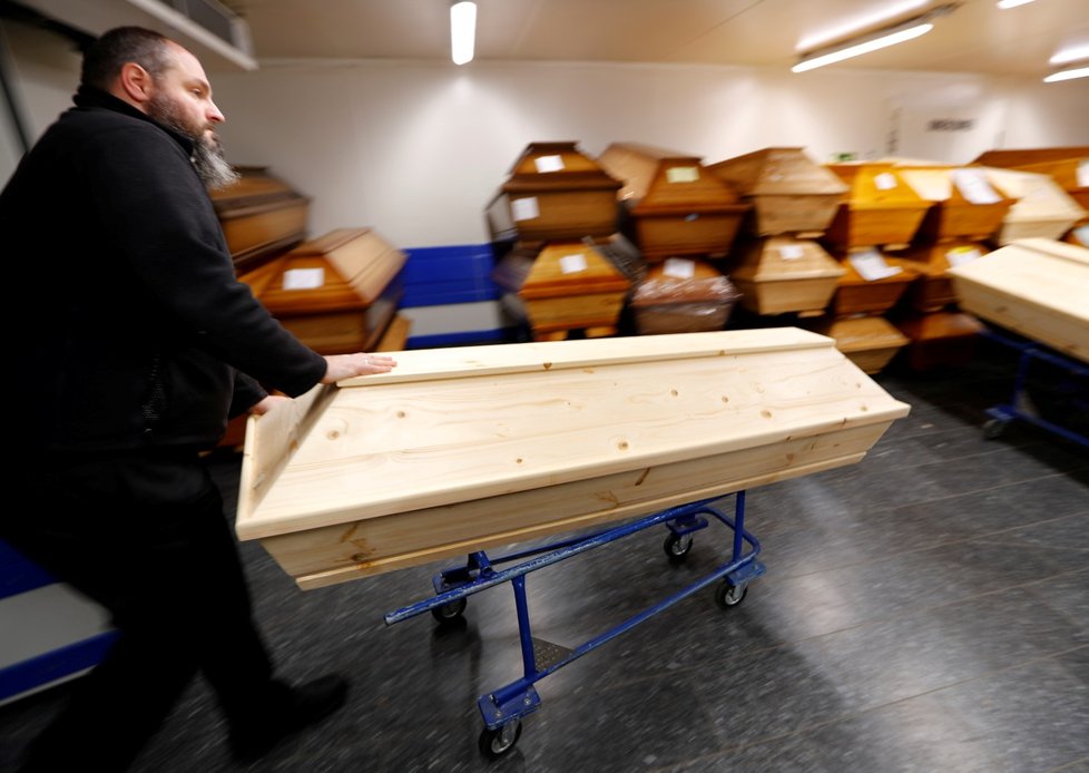 Krematorium v Německu s rakvemi lidí nakažených onemocněním covid-19 (15. 1. 2021) Krematorium v Německu s rakvemi lidí nakažených onemocněním covid-19 (15. 1. 2021)