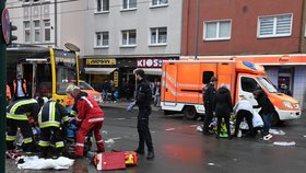 Těla létala vzduchem. Důchodkyně (81) vjela do lidí na zastávce, 12 zraněných v Německu