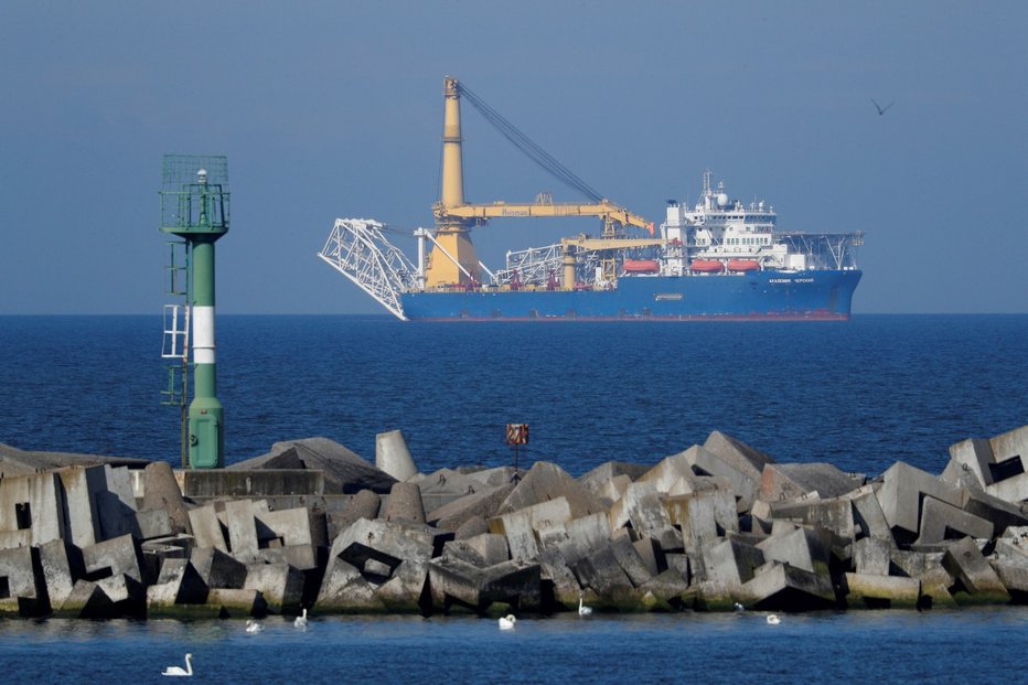 Loď, která pokládá potrubí při stavbě plynovodu Nord Stream 2, jenž má do Německa brzy přivádět ruský plyn