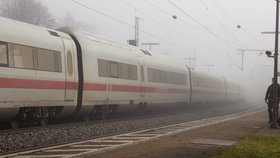 V německém rychlovlaku ICE pobodal muž cestující, několik lidí je zraněných (6. 11. 2021)