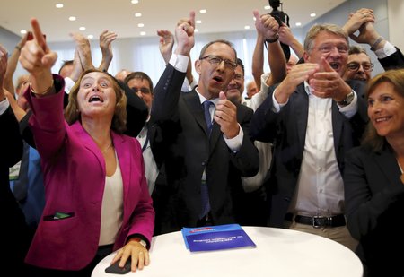 Zemské volby v Sasku vyhrála strana kancléřky Merkelové CDU, největší radost měla protiimigrační AfD, která byla těsně druhá.