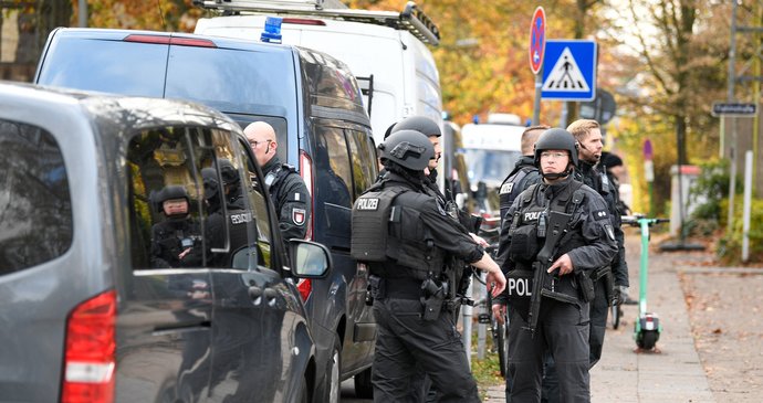 Zásah komanda ve škole v německém Hamburku: Ve třídě se měli zabarikádovat dva žáci se zbraní