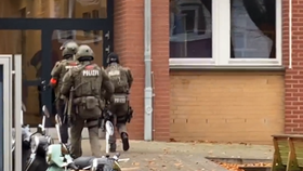 Zásah komanda ve škole v německém Hamburku: Ve třídě se zabarikádovali dva žáci se zbraní