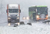 Německo v květnu zasypal sníh, silničáři museli vyjet uklízet dálnice