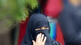 Do školy chtěla chodit v nikábu: Německý soud to muslimce zatrhl.