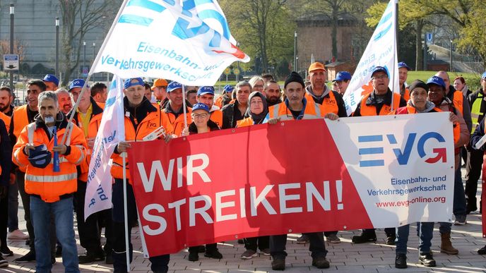 Před poslední fází kolektivního vyjednávání o mzdách spustili odboráři ve veřejných službách v Německu plošnou celoněmeckou výstražnou stávku, která blokovala dopravu v mnoha spolkových zemích.