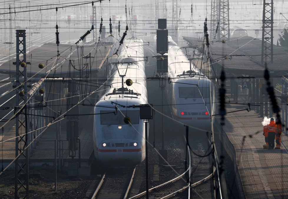 V celém Německu se v pondělí ráno zastavila dálková železniční doprava