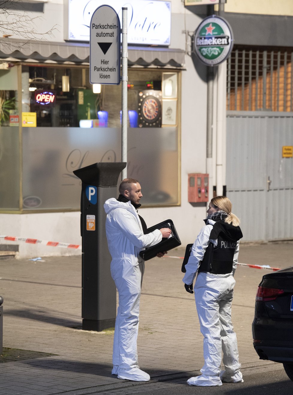 Ve městě Hanau u Frankfurtu nad Mohanem při střelbě zemřelo nejméně 9 lidí (20. 2. 2020)