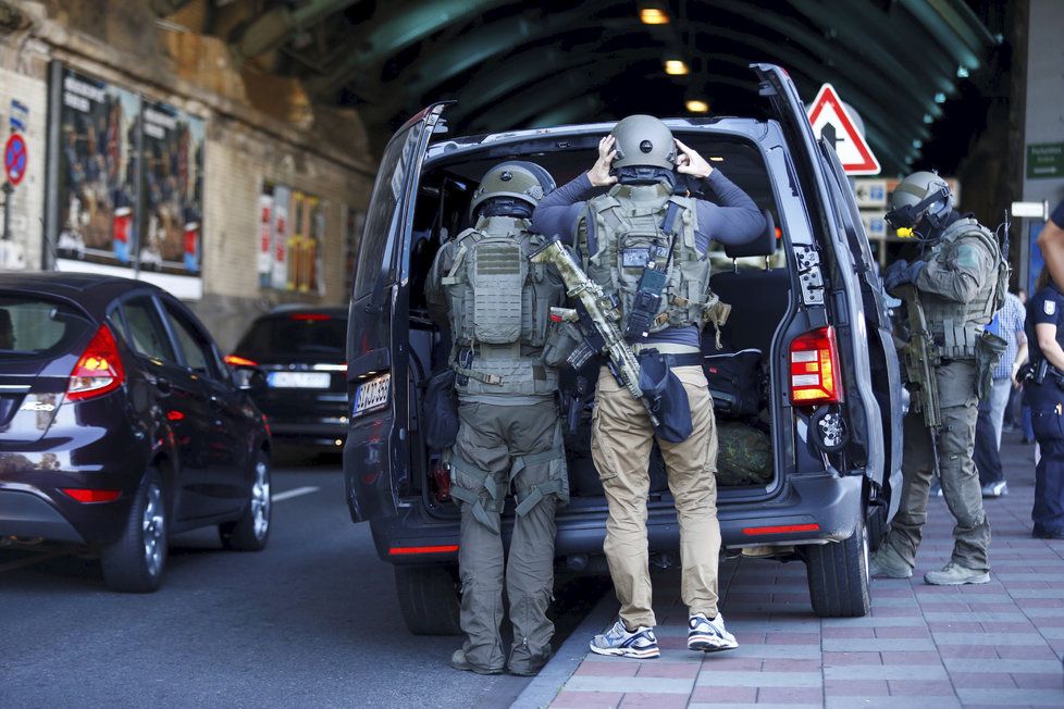 Masivní zásah policie a hasičů na hlavním vlakovém nádraží v Kolíně nad Rýnem (15. 10. 2018)