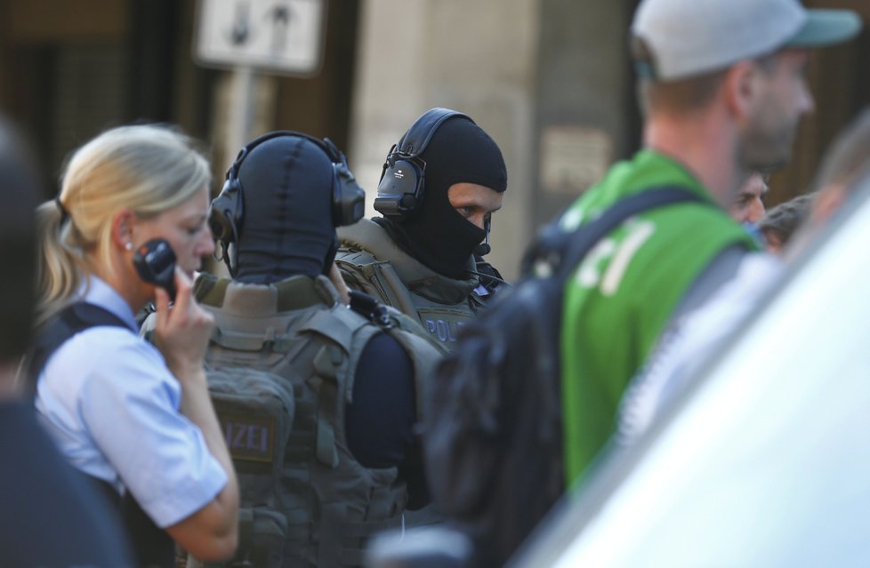 Masivní zásah policie a hasičů na hlavním vlakovém nádraží v Kolíně nad Rýnem (15. 10. 2018)