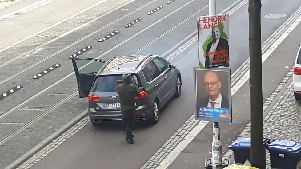 Pachatelem útoků v Halle byl německý antisemita (9. 10. 2019).