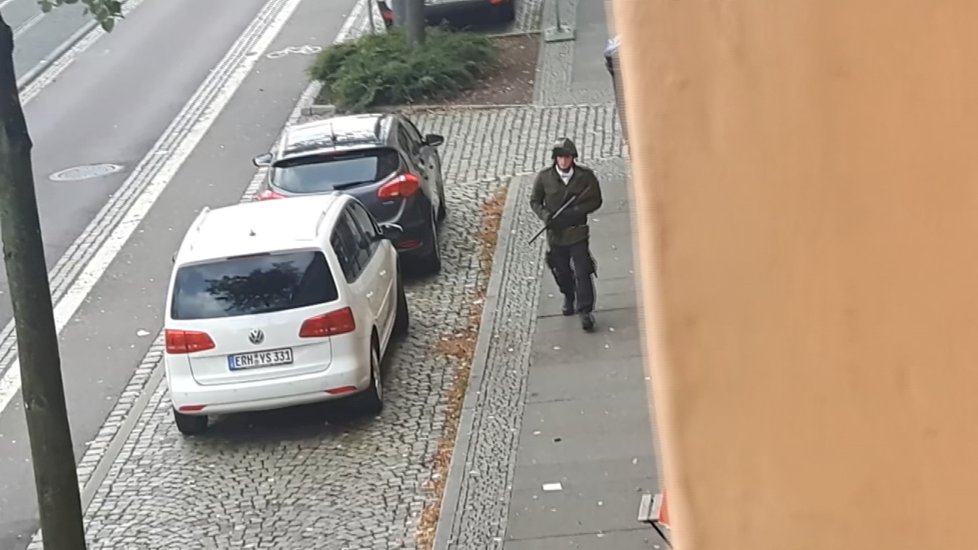 Pachatelem útoků v Halle byl německý antisemita (9. 10. 2019).