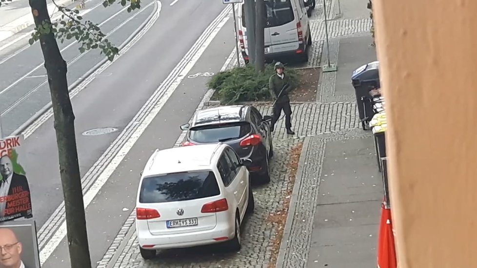 Pachatelem útoků v Halle byl německý antisemita (9. 10. 2019).