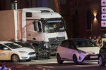 V německém Limburgu najížděl Syřan ukradeným kamionem do aut.