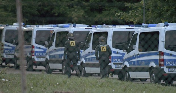 Stovky policistů, zranění a agrese: Uprchlíci v německém táboře se už podruhé vzbouřili
