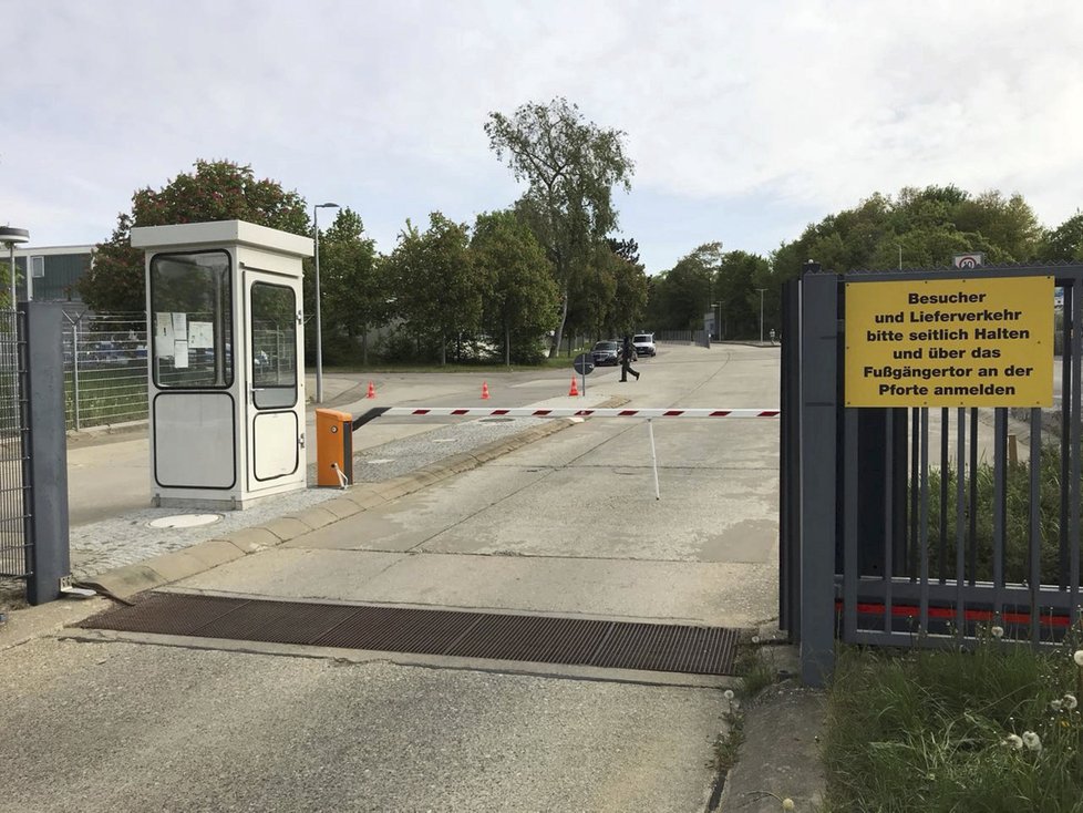 Běžence v uprchlickém táboru v německém Ellwangenu musely pacifikovat stovky policistů.