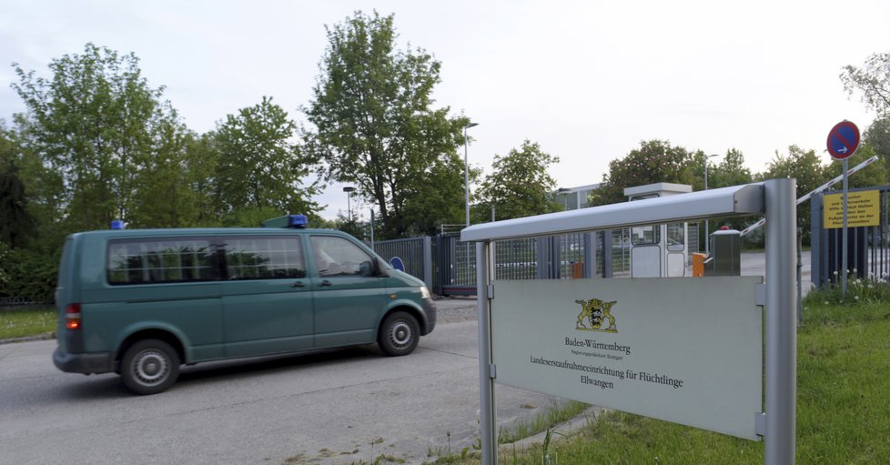 Běžence v uprchlickém táboru v německém Ellwangenu musely pacifikovat stovky policistů