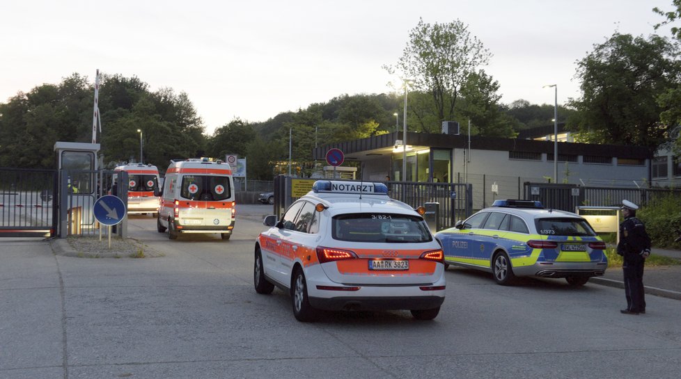 Běžence v uprchlickém táboru v německém Ellwangenu musely pacifikovat stovky policistů.