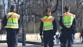 Německá policie hlídkující na berlínském půlmaratonu