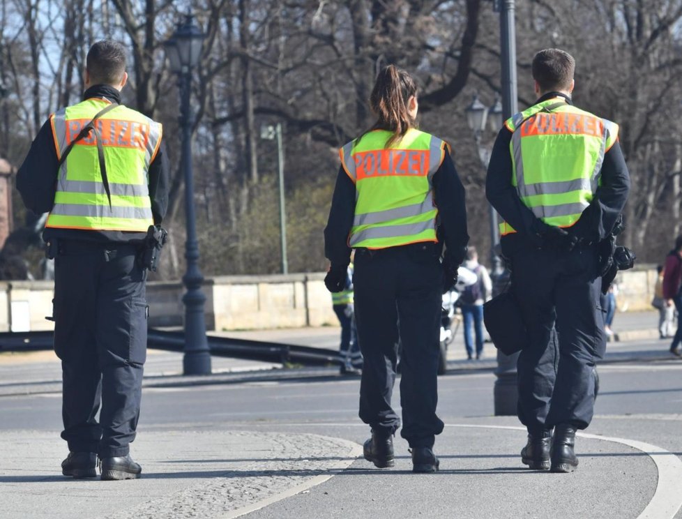 Německá policie hlídkující na berlínském půlmaratonu.