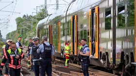 Pět lidí v pátek ráno ve vlaku na západě Německa pobodal jedenatřicetiletý muž narozený v Iráku.