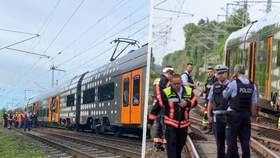 Pět lidí v pátek ráno ve vlaku na západě Německa pobodal jedenatřicetiletý muž narozený v Iráku.