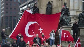 Masový konflikt v Německu: Stovky Turků se střetly s Kurdy