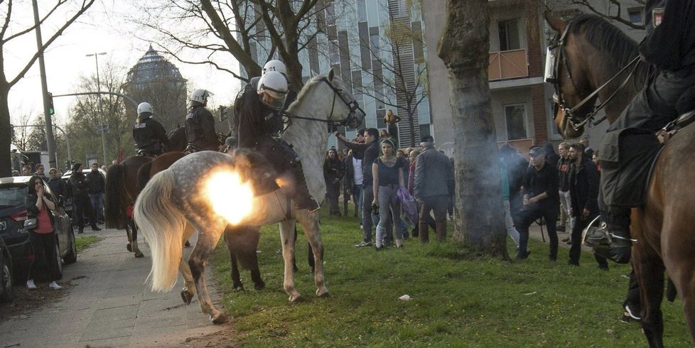 Masový konflikt v Německu: Stovky Turků se střetly s Kurdy