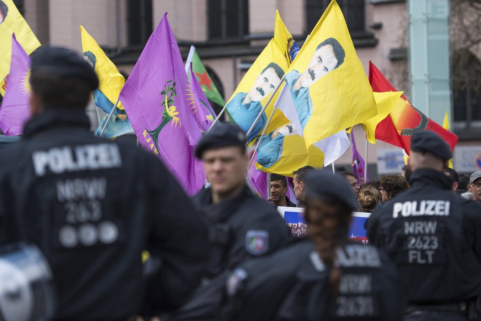 Masový konflikt v Německu: Stovky Turků se střetly s Kurdy