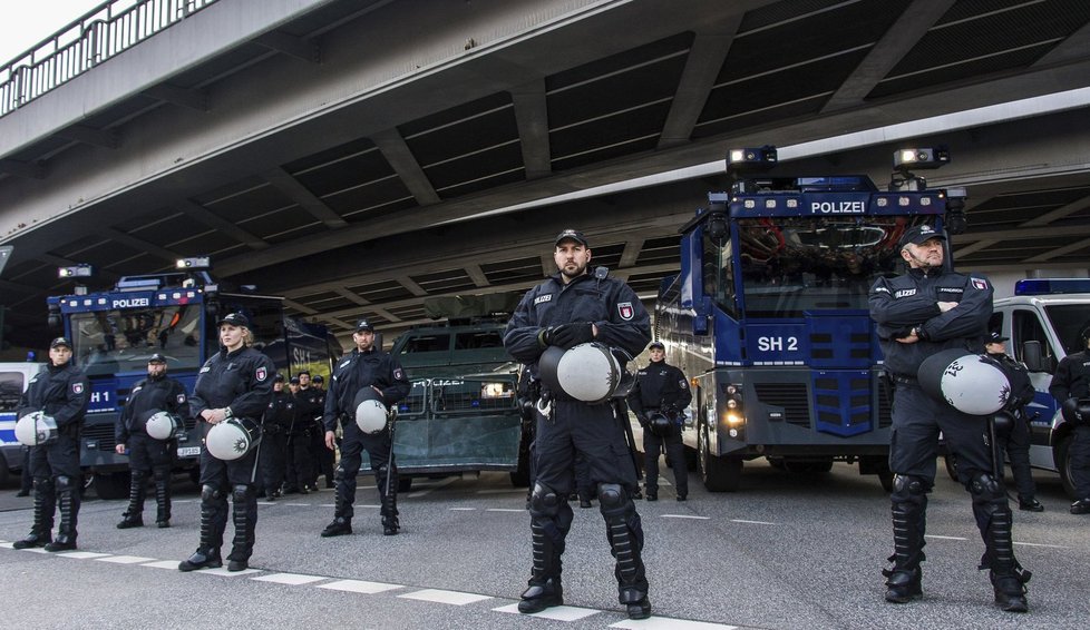 Masový konflikt v Německu: Stovky Turků se střetly s Kurdy