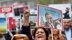 Necelý týden před návštěvou tureckého prezidenta Recepa Tayyipa Erdogana vyšly dnes v několika německých městech do ulic stovky odpůrců turecké politiky