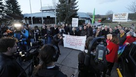 Před halou protestují lidé proti zatčení německo-tureckého novináře Denize Yücela.