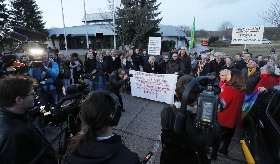 Před halou protestují lidé proti zatčení německo-tureckého novináře Denize Yücela.