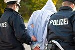 Německá policie zadržela extremisty: Útočili na uprchlické ubytovny (ilustrační foto)