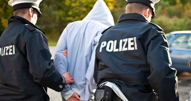 Německá policie zadržela extremisty: Útočili na uprchlické ubytovny (ilustrační foto)