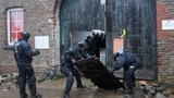 Těžkooděnci vyklízí osadu, která má ustoupit uhlí. Aktivisté se zabarikádovali na statku