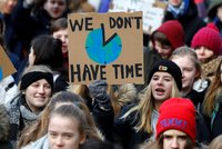 Tisíce britských školáků čeká protest proti změnám klimatu. Kritici: Absurdní
