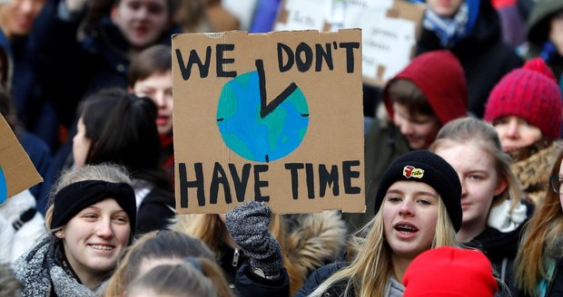 Tisíce britských školáků čeká protest proti změnám klimatu. Kritici: Absurdní