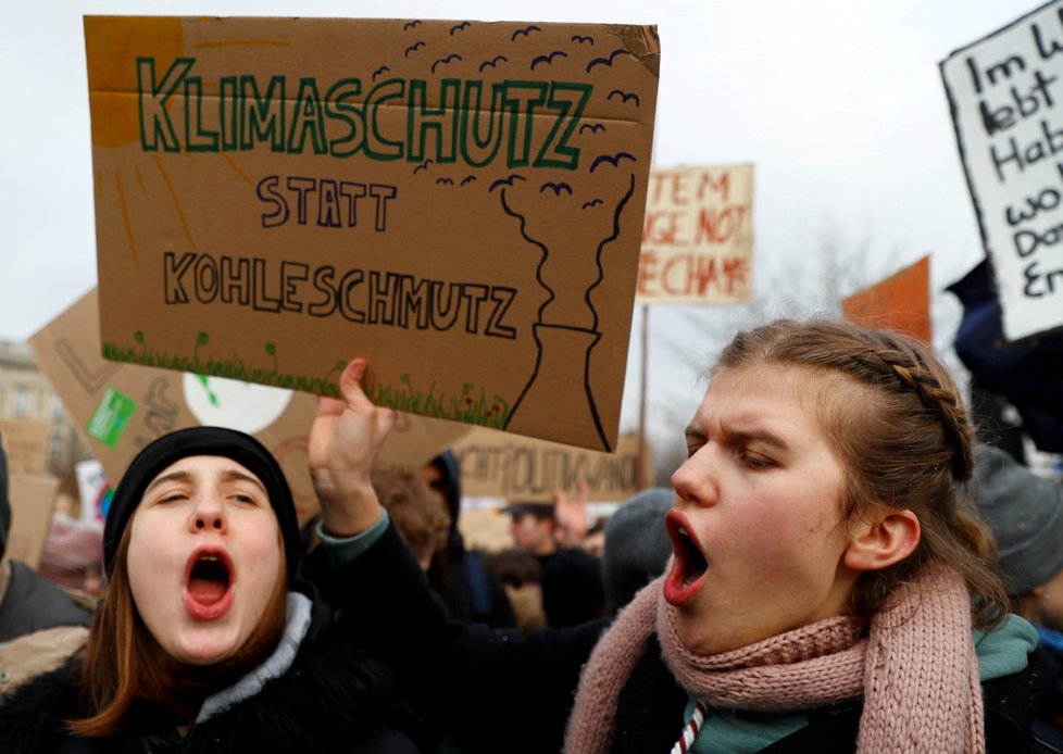 Tisíce německých školáků neúčastí na výuce demonstrují za co nejrychlejší odklon od uhelné energie. (25.1.2019)