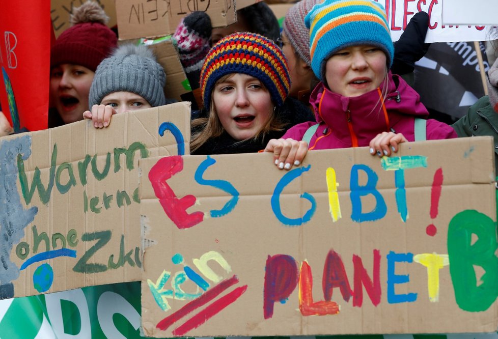 Tisíce německých školáků neúčastí na výuce demonstrují za co nejrychlejší odklon od uhelné energie. (25.1.2019)