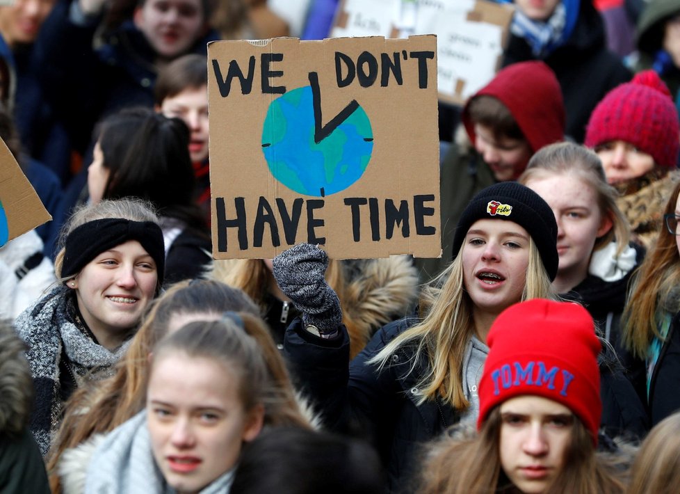 Tisíce německých školáků neúčastí na výuce demonstrují za co nejrychlejší odklon od uhelné energie. (25.1.2019)