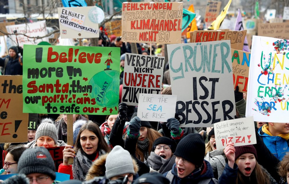 Tisíce německých školáků neúčastí na výuce demonstrují za co nejrychlejší odklon od uhelné energie. (25.1.2019)