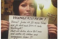 Protest proti uprchlíkům: Držím hladovku, chci také kapesné padesát tisíc!