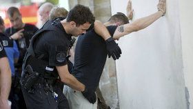 Nenávist k migrantům trvá, ve světě i v Česku. Využívají ji politici, tvrdí Amnesty.
